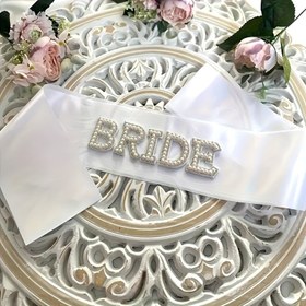 Resim İnci Rhinestone 'Gelin' & 'Bayan' Sash Seti - Şık Düğün Aksesuarları Gelinler ve Gelinlikçiler için - 1 Parça Nikâh Partisi Dekoratif Omuz Kemeri için Bekarlar, Düğün Duşu ve Balayı Temel Gereksinimleri - Plastik, Elektrik Gerektirmez 