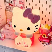 Resim Sanrio Hello Kitty Gece Lambası Sevimli Stil Silikon Yumuşak Dokunuş El Tıkama İki Hız Ayarlı 3 Renk Işıklı Uzaktan Kumandalı Dahili 1200mAh Pil Destekli Dekorasyon için Uygun Laptop USB Arayüzüne Uyumlu USB Şarj Edilebilir Elektronik Lamba 
