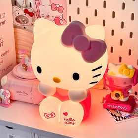 Resim Sanrio Hello Kitty Gece Lambası Sevimli Stil Silikon Yumuşak Dokunuş El Tıkama İki Hız Ayarlı 3 Renk Işıklı Uzaktan Kumandalı Dahili 1200mAh Pil Destekli Dekorasyon için Uygun Laptop USB Arayüzüne Uyumlu USB Şarj Edilebilir Elektronik Lamba 