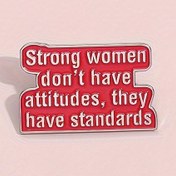 Resim 1 adet İlham Verici Söz Broşu Pimi - Sade Stil, Günlük Giyim İçin Kaplamasız Moda Aksesuarı, 'Güçlü Kadınların Tavırları Değil Standartları Vardır' Mesajıyla Tüm Mevsimler İçin Motivasyonel Rozet 