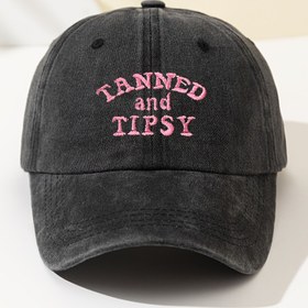 Resim TANNED ve TIPSY Vintage Nakışlı Beyzbol Kapağı - Ayarlanabilir, Hafif, Esnek Olmayan Polyester Kamyon Şoförü Şapkası, Açık Hava Aktiviteleri, Kamp, Balıkçılık, Koşu, Yürüyüş | Aile, Açık Hava Sporları Şapkası için İdeal Hediye | Vintage Tarzı Şapka | Dayanıklı 