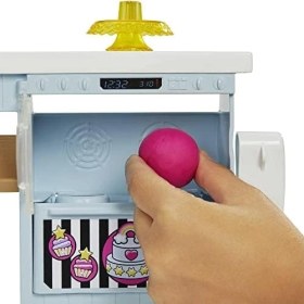 Resim Assess Store Pasta Dükkanı Oyun Seti ve Pembe Saçlı 30 cm Minyon Bebek, Fırın Standı, Pasta Yapma Özelliği, 20'den Fazla Oyun Parçası, 3 Yaş ve Üzeri Için (HGB73) 