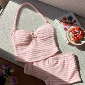 Resim Kadınların Yaz Tatili Kıyafeti, Yaka Askılı ve Metal Düğmeli Çizgili Düz Camisole ile Şortlar ile Birlikte, Tatil Giyiminde Mükemmel. 