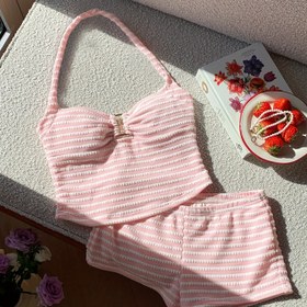 Resim Kadınların Yaz Tatili Kıyafeti, Yaka Askılı ve Metal Düğmeli Çizgili Düz Camisole ile Şortlar ile Birlikte, Tatil Giyiminde Mükemmel. 
