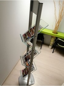 Resim Özfiliz Mağaza Ekipmanları Alüminyum Pleksi Broşür Taşıyıcı Broşürlük, 4 Katlı ve 5 Katlı Broşürlük Reklam Tanıtım Stand Afiş 