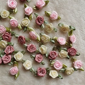 Resim 100'ü Paket Halinde Parlak Pembe Minik Saten Kurdele Gül Çiçekleri, Yeşil Yapraklarla El Sanatları ve Süslemeler İçin 