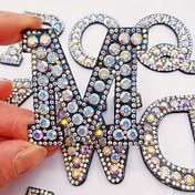 Resim 26 Adet Siyah İngilizce Harf Taşlı Sticker - DIY El İşleri, Giyim ve Aksesuarlar için Çok Renkli AB Kristal Boncuklu Parlak Ütüleme Yamaları, Sevimli Boncuklar 