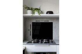 Resim Saban 60 x 70 cm Düz Siyah Desenli Cam Ocak Arkası Koruyucu 