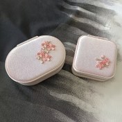 Resim 1 Adet Kiraz Çiçeği Nakışlı Kadife Seyahat Mücevher Kutusu, Çıkarılabilir Tepsi - Zarif Pembe Çiçek Deseni, Fermuar Kapatma, Yüzükler & Küçük Mücevherler İçin Mükemmel, Kadınlar İçin İdeal Sevgililer Günü Hediyesi, Özel Günler İçin Özel Hediyeler | Romantik Aksesuar | Kadife Saklama Kutusu, Mücevher Hediye Kutusu 