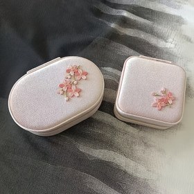 Resim 1 Adet Kiraz Çiçeği Nakışlı Kadife Seyahat Mücevher Kutusu, Çıkarılabilir Tepsi - Zarif Pembe Çiçek Deseni, Fermuar Kapatma, Yüzükler & Küçük Mücevherler İçin Mükemmel, Kadınlar İçin İdeal Sevgililer Günü Hediyesi, Özel Günler İçin Özel Hediyeler | Romantik Aksesuar | Kadife Saklama Kutusu, Mücevher Hediye Kutusu 