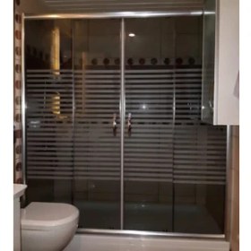 Resim Özel Duş Özelduş 140-190 cm Arası 5 mm Temperli Seffaf Cam Uzerı Desenli Cam Parlak Krom Profil Duş Teknesiz 
