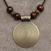 Resim On iki burç işlenmiş, çizgili desenli, vintage minimalist ahşap boncuk kolye, moda trendi bireyler için mükemmel. Bu etnik tarzı kazak zinciri anneler ve öğretmenler için harika bir hediye, günlük kıyafetler için ideal. 