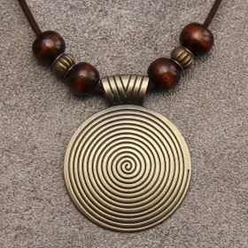 Resim On iki burç işlenmiş, çizgili desenli, vintage minimalist ahşap boncuk kolye, moda trendi bireyler için mükemmel. Bu etnik tarzı kazak zinciri anneler ve öğretmenler için harika bir hediye, günlük kıyafetler için ideal. 