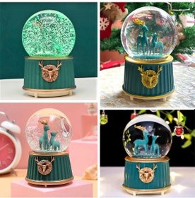 Resim Pilli Işıklı Müzikli Kar Küresi İki Geyikli Yeşil Figürlü Eğlenceli Masaüstü Biblo, Led Aydınlatmalı Dekoratif Hediyelik Kar Küresi 4989 