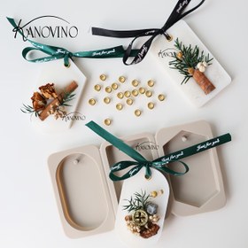 Resim 23 adet Balmumlu Etiket Kolye Seti, 3 Silikon Kalıp ve 20 Balmumu Etiket Metal Tokaları dahil. Metal Tokalar Altın ve Gümüş renklerde mevcuttur. Balmumu Etiket Kolye Paketi/Kalıp Yeniden Kullanılabilir ve Temizlenmesi ve Demold Edilmesi Kolaydır. 