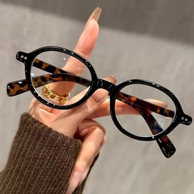 Resim Kadınlar için Vintage Küçük Yuvarlak Gözlük - Hafif Oval Çerçeve, Minimalist Şık Görünüm, Partiler, Ofis, Resmi Etkinlikler için Uygun, Lenslerle Uyumlu, Parti Aksesuarları, Retro Estetik, Dayanıklı Yapı, Dekoratif Gözlük, Moda Bilincine Sahip Kadınlar, Ofis Aksesuarları, Klasik Tasarım, Yüksek Kaliteli Lensler, Trend Çerçeveler, Moda Bilincine Sahip Alıcılar 