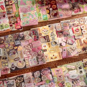 Resim Vintage Sticker Kitabı: 60 Şeffaf Tasarım ile Zengin, Renkli Stickerlar - Kendinden Yapışkanlı, Düzensiz Şekiller, Scrapbooking, DIY Projeleri ve Yaratıcı Oyunlar için Mükemmel 