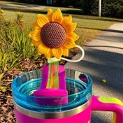 Resim 30 & 40oz Tumblerlar için Ayçiçeği Silikon Pipet Üstü - Yeniden Kullanılabilir, 10mm Pipetlere Uyar, Canlı Sarı Ayçiçeği Tasarımı, Sevgililer Günü, Aile Toplantıları & Anneler Günü için Mükemmel, İçecek Aksesuarı | Bayramlık İçecek Aksesuarı | Dekoratif Pipet Kapağı, Ayçiçeği Pipet Üstü 