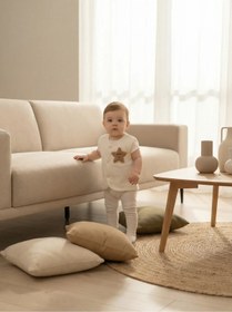 Resim muvina Unisex Bebek Beyaz Kapitoneli Tek Kat Yıldız Figürlü Pamuklu Yelek 