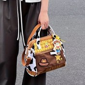 Resim Oyuncak Hikayesi Woody Çapraz Çanta - Resmi Kovboy Şapka Charm, Çok Bölmeli & Fermuarlı Kapatma, Çıkarılabilir Askılık - Kadın/Erkekler için Dayanıklı Naylon Kahverengi Çanta, Toy Story Hayranları İçin Doğum Günü/Sevgililer Günü/Babalar Günü Hediyesi, Eğlenceli Tasarım, Sağlam Yapım 