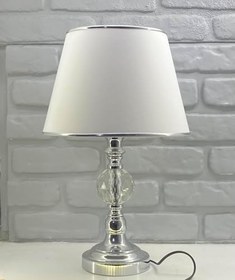 Resim Krom Ayaklı Büyük Kristal Taşlı Krom Şeritli Beyaz Kumaş Şapkalı Abajur Masa Lambası 