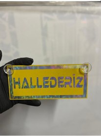 Resim Sarı Renk Üzeri Hologram Renk Hallederiz Yazılı Vantuzlu Cam Süsü 