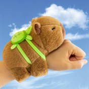Resim Kapibara bileklik bebekler, moda ve eğlenceyi bir araya getiren yaratıcı peluş oyuncaklar. Çocukların dikkatini çekmekle kalmaz, hayal güçlerini de teşvik ederken giyilip oynanabilir 