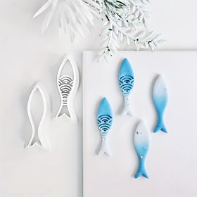 Resim 2 adet gündelik tarz sardalya şeklinde polimer kil kesici seti - kabartma detaylı küçük balık şeklinde kil kesiciler içeren uzun ince balık şeklinde takı yapımı kiti, deniz yaşamı temalı ve uzun ince balık temalı polimer kil küpeler ile takılar oluşturmak için uygun polimer kil kesme araçları, çamur modelleme bıçakları ve DIY polimer kil el sanatları. 