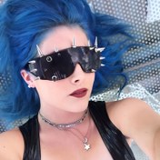 Resim Şık Çivili Punk Kalkan Şekilli Moda Gözlük - Kadın ve Erkek için Anti-Parlama, Keskin Dikenli Çerçeve Tasarımı, Halloween Kostümleri & Festival Aksesuarları, Rivet Esintili Tasarım, Benzersiz Gözlük 