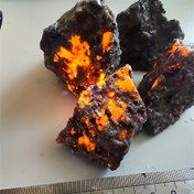 Resim 3 Adet Doğal Sienit Sodalit Flint Taşları, UV Floresan Kaba Kristal Mücevher Taşları El Sanatları ve Mücevher Yapımı için 