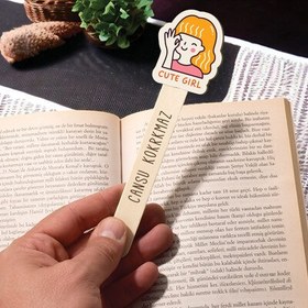 Resim Sarı Saçlı Kız İsimli Ahşap Kitap Okuma Ayracı 