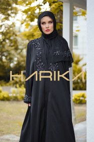 Resim Işıltılı Swarovski kristal gül işlemeleriyle süslenmiş lüks bir abaya - M 
