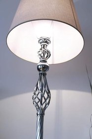 Resim vinner Doha Krom Kaplama Gövde Işıklı Özel Tasarım Metal Lambader Yılbaşı Ekose Desenli VNRDHKKLMB085 