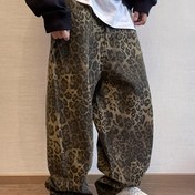 Resim Erkek Leopar Desenli Kavisli Bıçak Pantolonu, Rastgele Kesilmiş Dikey Desenlerle, Tüm Mevsimler İçin Uygun, Sokak Gündelik Moda İçin Mükemmel, Fermuar Tasarımı ve Yarı Elastik Bel Bandı ile Esnek. 