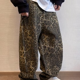 Resim Erkek Leopar Desenli Kavisli Bıçak Pantolonu, Rastgele Kesilmiş Dikey Desenlerle, Tüm Mevsimler İçin Uygun, Sokak Gündelik Moda İçin Mükemmel, Fermuar Tasarımı ve Yarı Elastik Bel Bandı ile Esnek. 