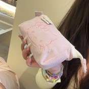 Resim Sanrio Hello Kitty Kadife Kozmetik Çantası - Büyük Kapasiteli Makyaj Çantası ve Kalem Kutusu Sevimli Baskılı, Yumuşak Pembe, Seyahat veya Günlük Kullanım için Dayanıklı ve Şık Tasarım 