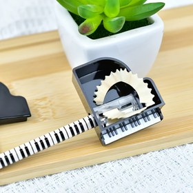 Resim Piyanolu Şekilli Manuel Kalemtraş - Yüksek Kaliteli Dayanıklı Plastik, Şık Siyah Beyaz Piyano Tuşları Tasarımı, Ofis ve Ev için Kompakt Mini Masa Düzenleyici, Müzik Severler İçin Sanatsal Kırtasiye Hediyesi, Piyanolu Aksesuarlar, Okul Malzemeleri, Sağlam Yapı, Hassas Kesim 