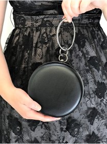 Resim melezzi Siyah Renk Kumaş Yuvarlak (Çapı 15 Cm) Taşlı Tutma Halkalı Abiye Gece Çantası(Cep Tel Sığmamaktadır) 