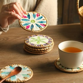 Resim 5 adet Renkli Kabuk Desenli Bambu Triveti - Çay Bardakları, Bardaklar ve Atıştırmalıklar için Isıya Dayanıklı Yuvarlak Tabaklar - Şükran Günü, Noel, Paskalya, Cadılar Bayramı için İdeal | Elde Yıkanabilir, Tatil Trivetleri | Dekoratif Trivetler | Bambu Malzeme 