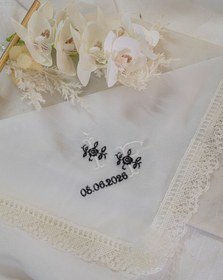 Resim Siyah Gül Nakışlı ve Tarihli İğne Oyası Kenarlı Tasarım Mendil 