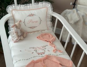 Resim Oval Çiçekli Dekoratif Bebek Yastığı - Somon - Fırfırlı (Biyesiz) 