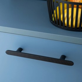 Resim System 4745 Modern Tırtıklı Kulp Siyah Renk 256 mm (Iki Delik Arası Mesafe) 