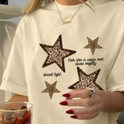 Resim Kadınlar için Altın Yıldız Desenli Büyük Leopar Baskılı T-Shirt - Rahat Kısa Kollu, Tüm Mevsimler İçin Uygun Üst, Yumuşak ve Rahat, Kadın T-Shirt'leri 