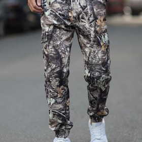 Resim Erkeklerin Bitki Desenli Kamuflaj Kargo Pantolonları - Çoklu Cep Detaylı, Yeşilten Siyaha Kadar Kamuflaj Desenli Şık Rahat Uzun Pantolonlar, Açık Hava Maceraları İçin Mükemmel 
