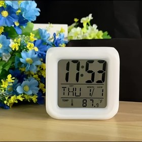Resim YIYONKJ 7 Renkli LED Dijital Alarm Saati Sıcaklık Göstergesi ile - Sessiz, Karanlıkta Parlayan Kare Tasarım, Tarih ve Zaman Gösterimi, AAA Pil ile Çalışır (Dahil Değil), Yatak Odası ve Ofis için İdeal 