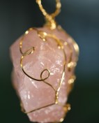 Resim TASARIM ARABAM ATİKE ELİF AKIN Pembe Kuvars Doğal Taş Ham Parça Tel Sarmalı Dikiz Süsü 