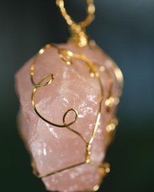 Resim TASARIM ARABAM ATİKE ELİF AKIN Pembe Kuvars Doğal Taş Ham Parça Tel Sarmalı Dikiz Süsü 