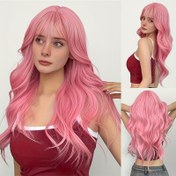 Resim Herkes için günlük bir peruk, pembe uzun dalgalı saçlar ve saçaklar, bir kız için sevimli bir kıyafet, bir moda rol-play partisi, bir tatil, doğal ve tüylü bir peruk 