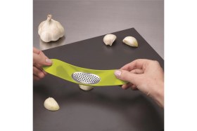 Resim Feyza Design Pratik Plastik Sarımsak Ezici ile Kolay ve Hızlı Kullanım 
