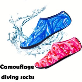Resim 1 çift kamuflaj dalış çorabı, iki renk seçeneği (kırmızı, mavi), çeşitli bedenlerde mevcut, polyester kumaş, hızlı kuruyan, rahat ve yumuşak, plaj, havuz, spor salonu, deniz için uygun 